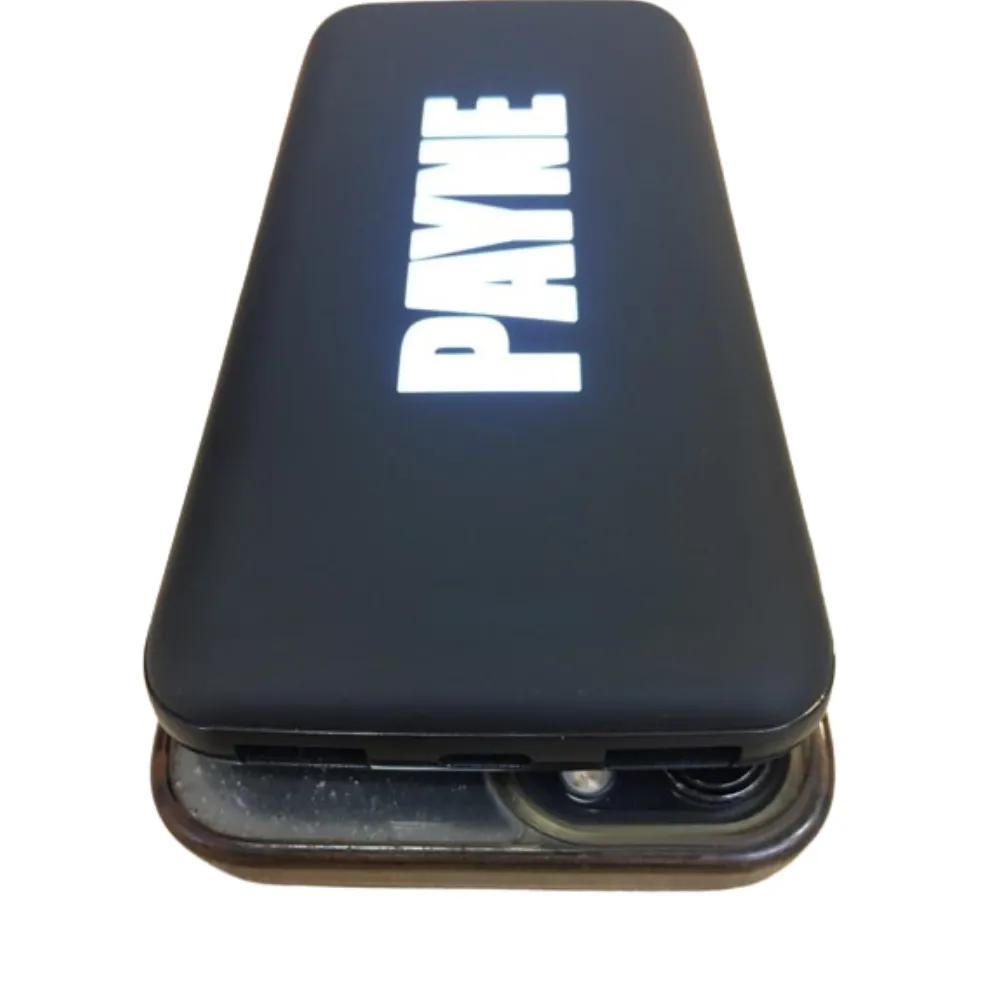 Vista frontal del Power Bank con logo Vorus