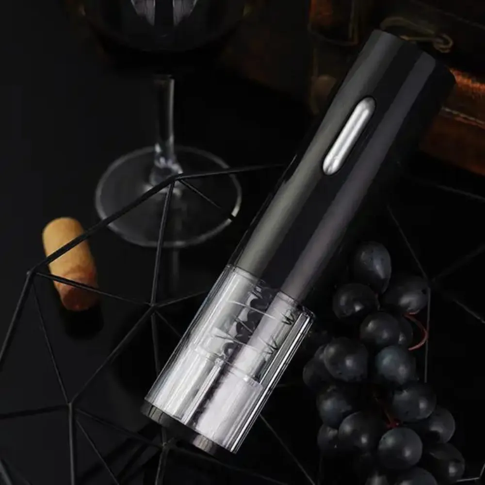 Sacacorchos eléctrico en color negro, presentado en ambiente de vino