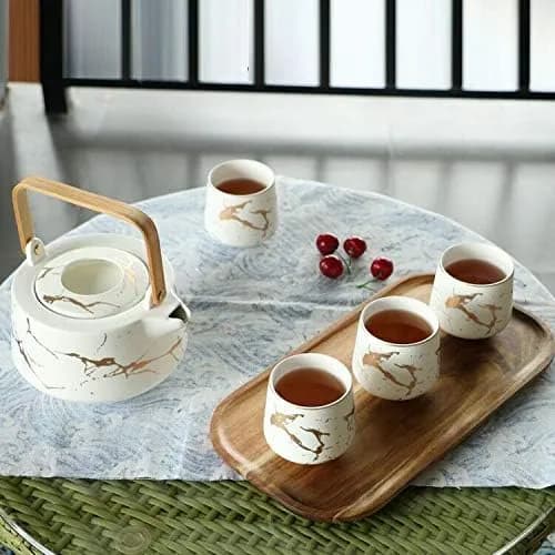 Juego de té blanco servido en terraza exterior