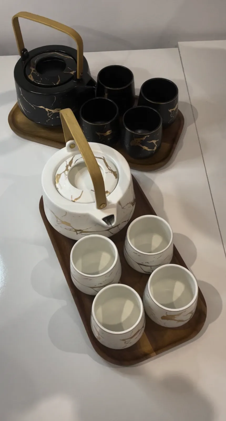 Juego de té de cerámica en sus dos colores disponibles: blanco y negro